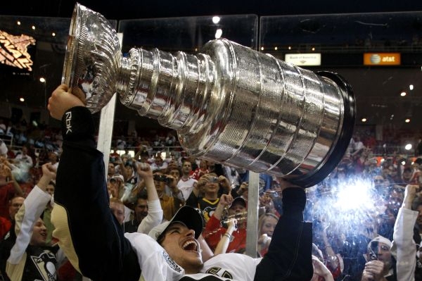 Sidney Crosby pár okamžiků poté, co s Pittsburghem vyhrál Stanley Cup.