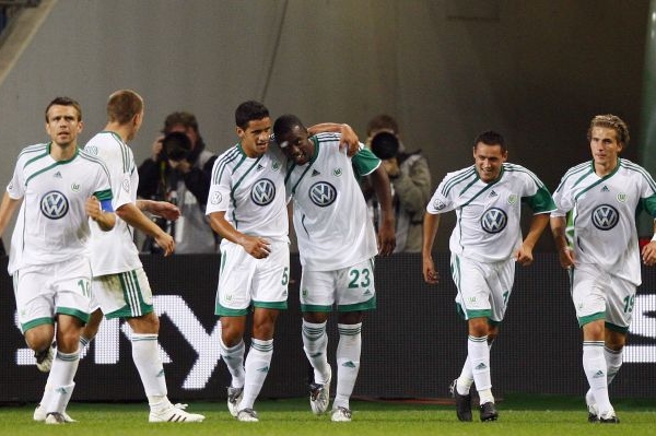 Fotbalisté Wolfsburgu oslavují gól Grafiteho. Fotbalisté Wolfsburgu oslavují gól Grafiteho.