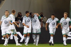 Fotbalist&eacute; Wolfsburgu oslavuj&iacute; g&oacute;l Grafiteho.
