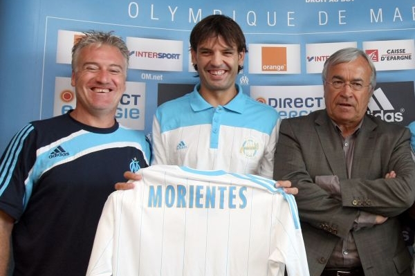 Posila Fernando Morientes s trenérem Deschampsem (vlevo). Posila Fernando Morientes s trenérem Deschampsem (vlevo).