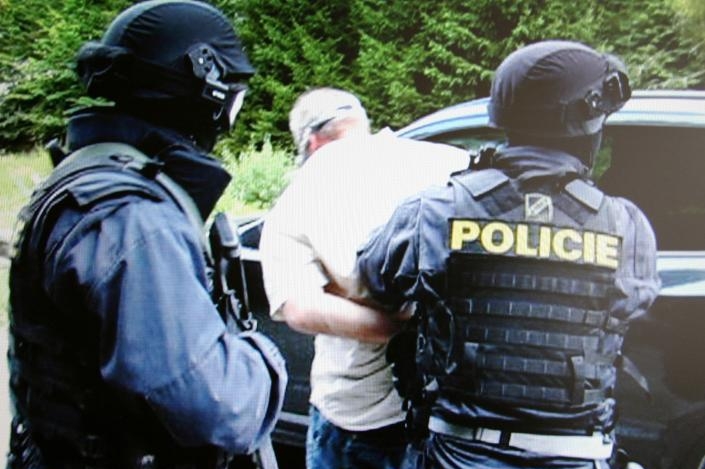 Policie pozatýkala tři podezřelé muže. Policie pozatýkala tři podezřelé muže.