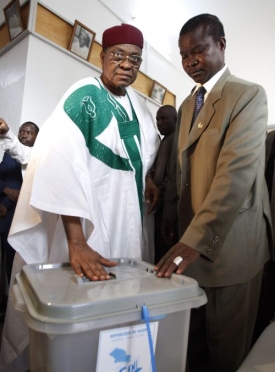 Nigersk&yacute; prezident Tandja hlasuje v hlavn&iacute;m městě Niamey.
