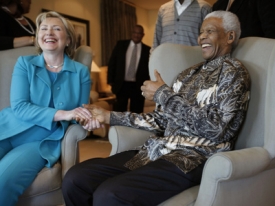 S Nelsonem Mandelou si pr&yacute; Clintonov&aacute; padla do noty.
