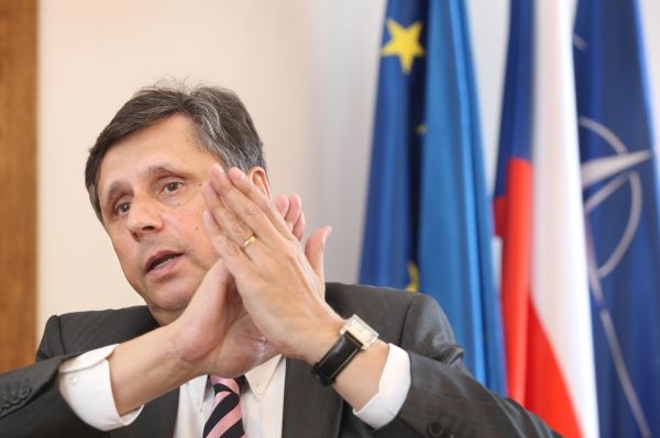 Syn premiéra Fischera povede školskou reformu.