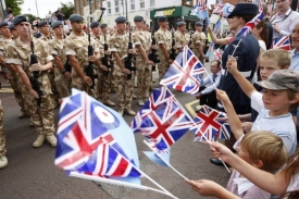 V&iacute;t&aacute;n&iacute; voj&aacute;ků z Afgh&aacute;nist&aacute;nu v Lond&yacute;ně. Mnoho Britů v&scaron;ak je proti misi