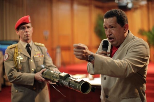 Chávez ukazuje v televizi: I my si umíme opatřit západní zbraně. Chávez ukazuje v televizi: I my si umíme opatřit západní zbraně.