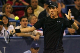 Tom&aacute;&scaron; Berdych v utk&aacute;n&iacute; proti Johnu Isnerovi.