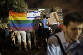 Lidé měli vlajky v duhových barvách. Jsou to symboly gayů a lesbiček.