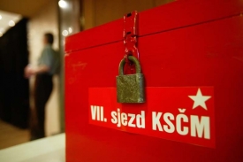 Omlouvat se znovu? Komunisti se kvůli tomu začínají dohadovat.