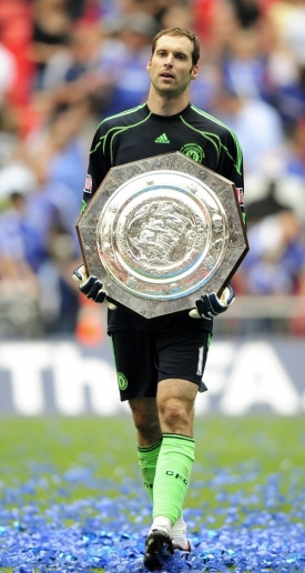 Petr Čech s trofej&iacute; pro v&iacute;těze Community Shield.