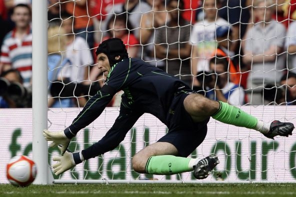 Petr Čech lapil v utkání dva penaltové kopy. Petr Čech lapil v utkání dva penaltové kopy.