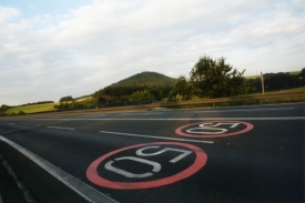 Podle &Uacute;stavn&iacute;ho soudu kraje odpov&iacute;daj&iacute; za stav silnic 2. a 3. tř&iacute;dy.