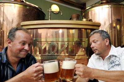 V hostinském pivovaru Moritz učí hosty vařít pivo. V hostinském pivovaru Moritz učí hosty vařít pivo.