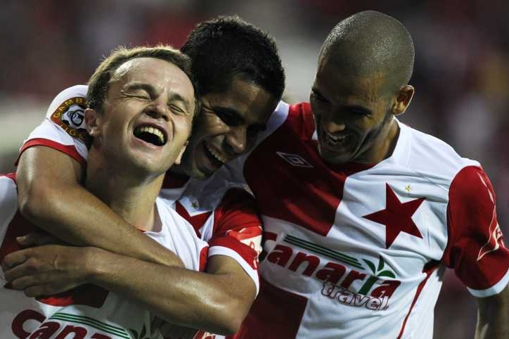 Útočník Slavie Zdeněk Šenkeřík v objetí svých spoluhráčů.