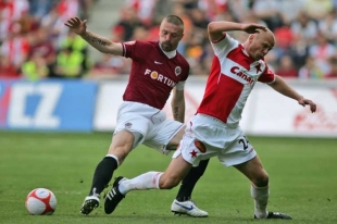 Ale&scaron; Besta (vpravo) m&iacute;ř&iacute; ze Slavie do polsk&eacute;ho Zabrze.