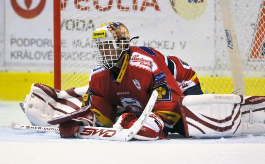 Dominik Hašek při svém prvním duelu po návratu ve Vrchlabí.