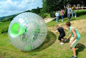 Zorbing je jízda ze svahu dolů ve speciální průhledné plastové kouli.