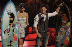 Ashley Greenová a Taylor Lautner půjdou surfovat.