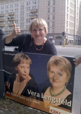 Lengsfeldov&aacute; představuje svůj plak&aacute;t s kancl&eacute;řkou.