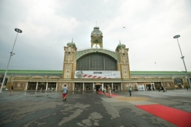 Průmyslov&yacute; pal&aacute;c před pož&aacute;rem.