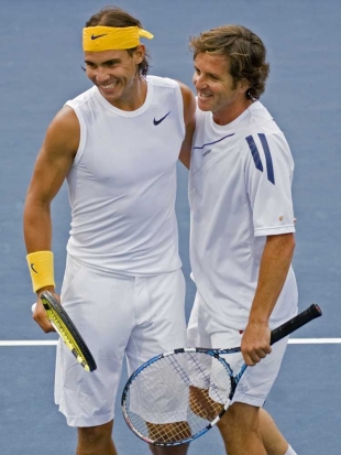 Nadal si při svém návratu zahrál čtyřhru se svým trenérem Roigou.