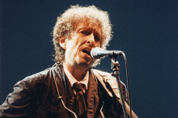 Bob Dylan je původním vyznáním Žid. Zároveň ale věří v Boha.