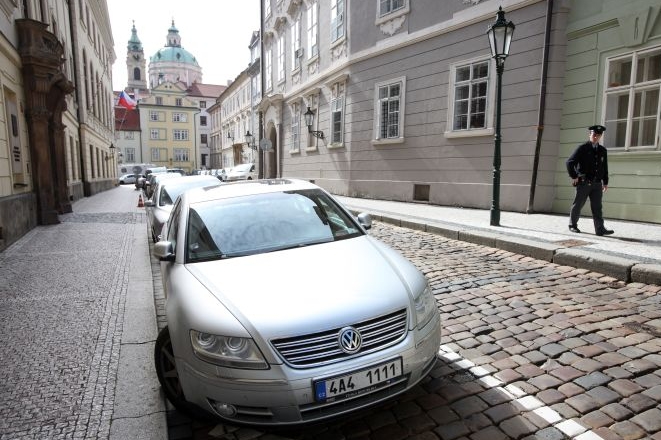 Vůz zaparkovaný před Poslaneckou sněmovnou.