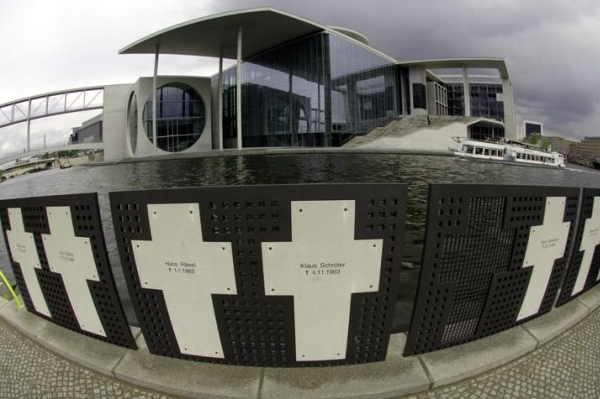 Symbolické kříže za oběti zdi nedaleko budovy Reichstagu.