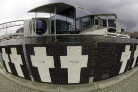Symbolické kříže za oběti zdi nedaleko budovy Reichstagu.