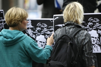 Lid&eacute; protestuj&iacute; před soudn&iacute; budovou v Mnichově.