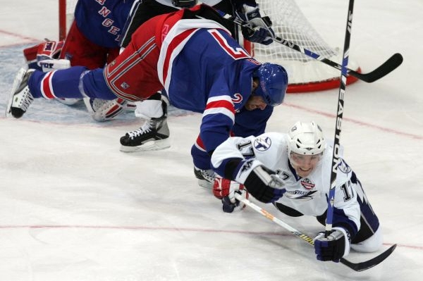 Jak je těžké se v NHL prosadit ví i Radim Vrbata (v bílém).