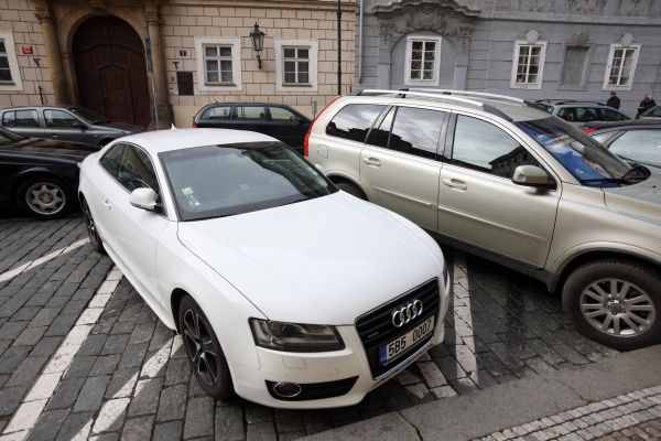 Protekční značky VIP osob jsou k vidění často před sněmovnou.