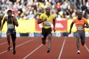 Jamajsk&yacute; sprinter Asafa Powel (uprostřed) se nez&uacute;častn&iacute; MS v Berl&iacute;ně.