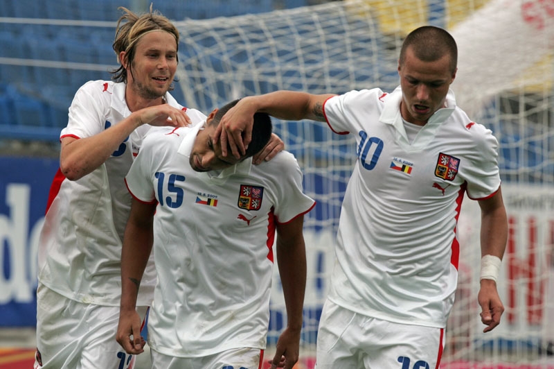 Fotbalisté Plašil, Baroš a Svěrkoš se radují z gólu v síti Belgie.