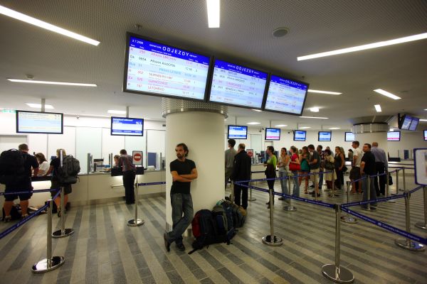 Lidé museli kvůli poruše dlouho čekat v nádražní hale. Lidé museli kvůli poruše dlouho čekat v nádražní hale.