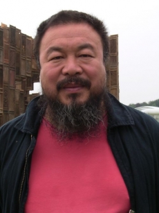 Aj Weiwei se neboj&iacute; poukazovat na citliv&aacute; t&eacute;mata. Často ho to bol&iacute;.