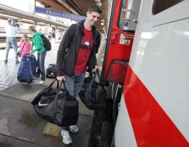 V&yacute;&scaron;kař Jaroslav B&aacute;ba nakonec vlak na hole&scaron;ovick&eacute;m n&aacute;draž&iacute; na&scaron;el.