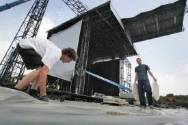 Rozestavěné pódium pro koncert Madonny.