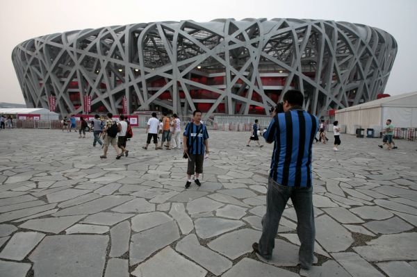 Olympijský stadion Ptačí hnízdo je v Pekingu vyhledávaná atrakce. Olympijský stadion Ptačí hnízdo je v Pekingu vyhledávaná atrakce.