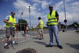 V okolí hlídkují desítky pořadatelů a policistů.