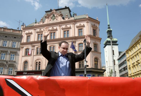 Šéf Dělnické strany Tomáš Vandas slaví. Partaj má peníze od státu.