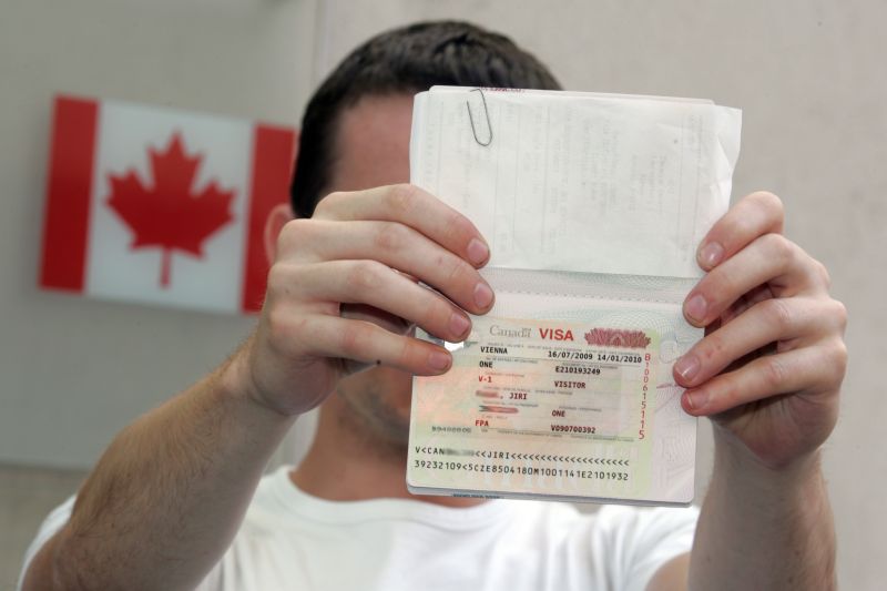 Kanada zdražila poplatek za vyřízení víza o pět euro. Kanada zdražila poplatek za vyřízení víza o pět euro.
