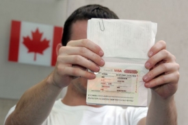 Kanada zdražila poplatek za vyř&iacute;zen&iacute; v&iacute;za o pět euro.