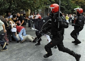 Policie rozhání příznivce vojenského křídla ETA v Baskicku (léto 09).