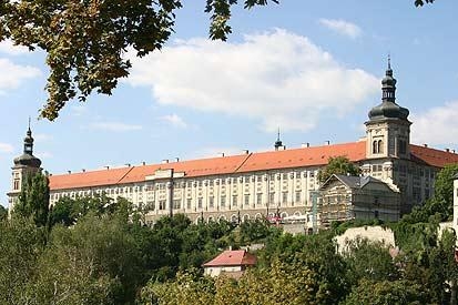 Stavbu rozlehlé kolejní budovy zahájili jezuité v roce 1667.