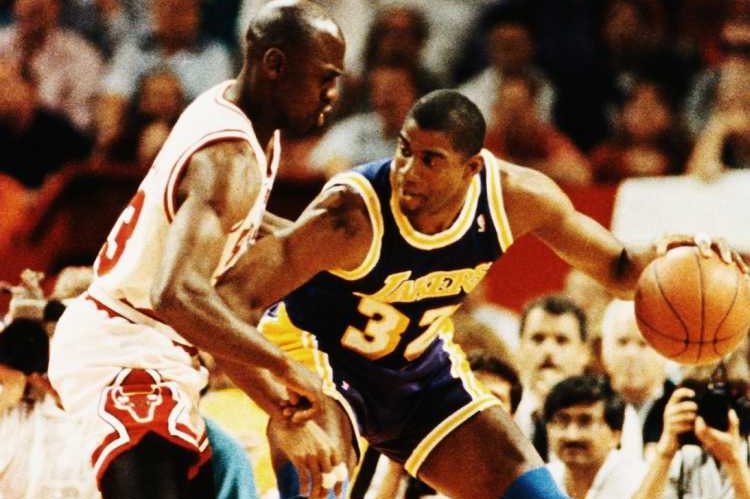 "Magic" Johnson (vpravo) bojuje s další legendou Michaelem Jordanem. "Magic" Johnson (vpravo) bojuje s další legendou Michaelem Jordanem.