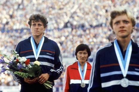 Jarmila Kratochvílová na stupni vítězů v Helsinkách 1983. Jarmila Kratochvílová na stupni vítězů v Helsinkách 1983.