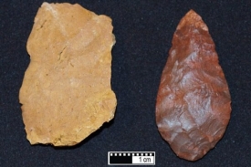 Obyčejný keřmenec (vlevo) a materiál změněný působením ohně (vpravo).