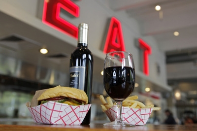 Nová nabídka fast foodů za velkou louží? Menu s vínem nebo pivem. Nová nabídka fast foodů za velkou louží? Menu s vínem nebo pivem.