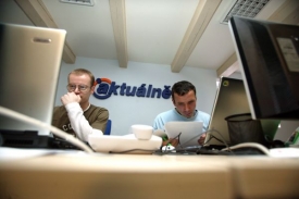 &Scaron;&eacute;f Aktu&aacute;lně.cz Jakub Unger si za sv&yacute;mi redaktory stoj&iacute;.